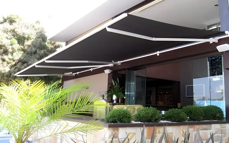 Vantagens do toldo cortina com braço articulado - Toldos e Coberturas