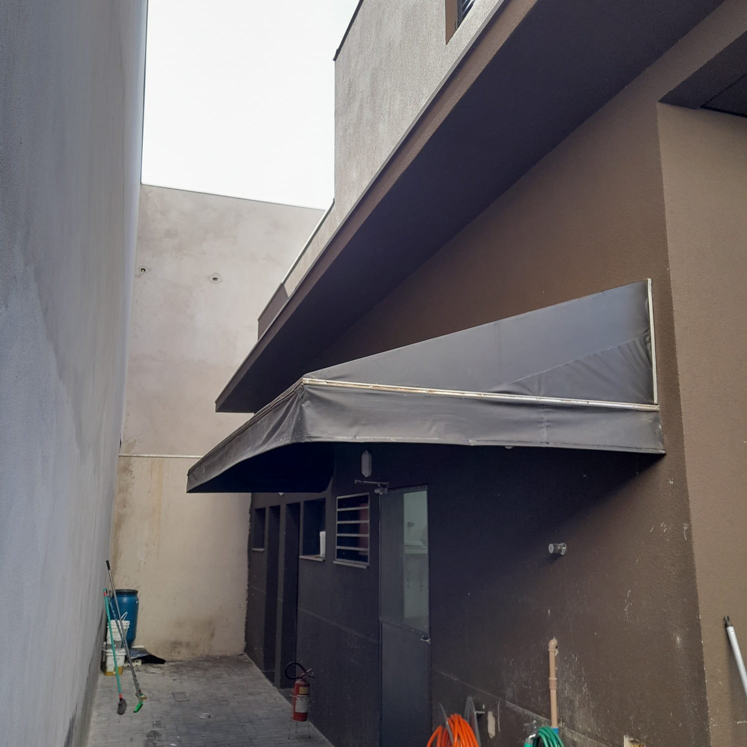 Toldo para lavanderia: descubra qual o modelo ideal para proteger seu espaço
