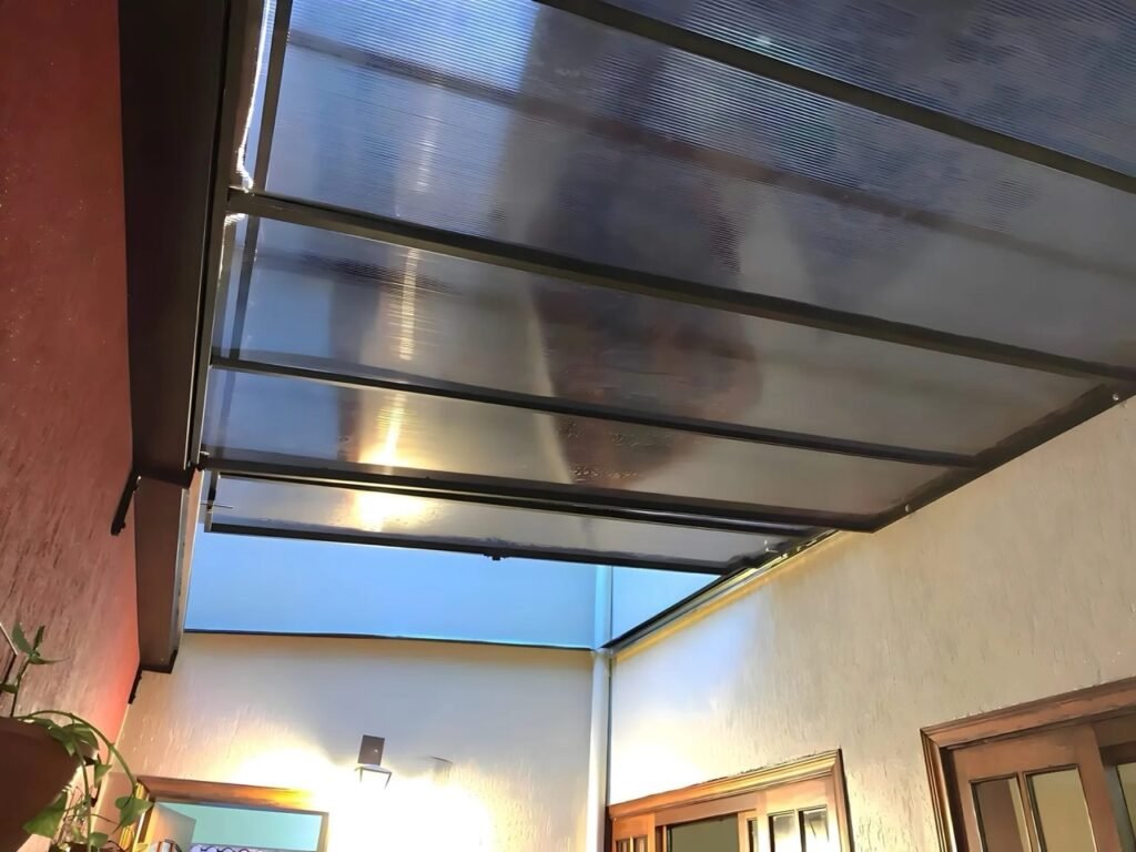 Cobertura Retrátil instalada em área externa com sistema deslizante para controle de sombra e ventilação.