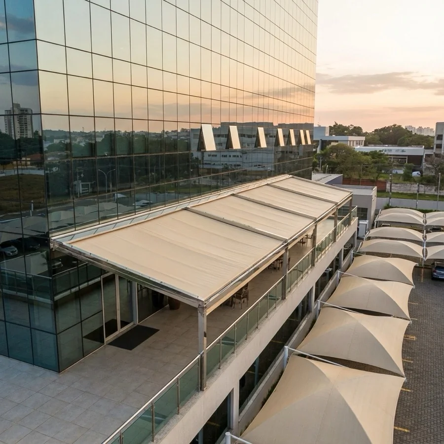 Toldo de Lona instalado em área externa com lona reforçada para proteção contra sol e chuva.